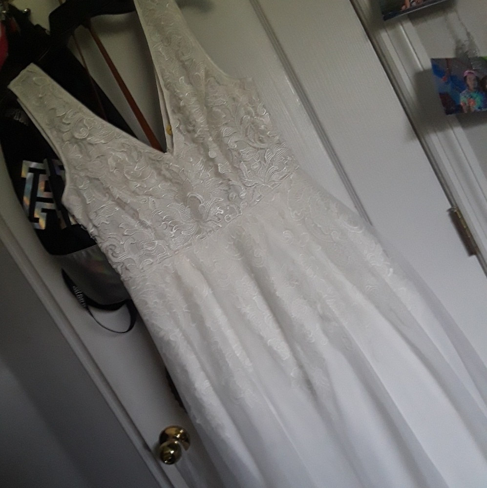 Lulu's white lace dress